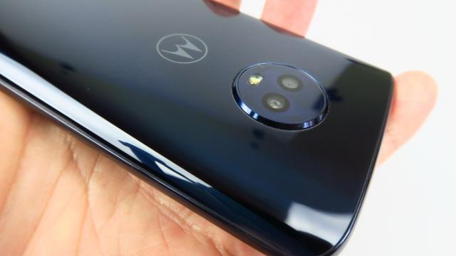 <b>Motorola Moto G6 Review</b>După ce am testat Motorola Moto G6 Plus, care la câteva capitole e chiar mai bun decât Moto X4 şi Moto G6 Play, care e un battery phone sub acoperire, e acum momentul pentru un device intermediar. E vorba despre Motorola Moto G6, modelul titular al..