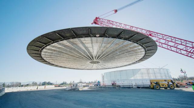 <b>Apple are în sfârşit brevetul asupra lui Steve Jobs Theater, iar copiatorii vor fi pedepsiţi</b>Pe lângă Apple Store-urile care sunt adevărata temple de veneraţie Apple în toată lumea, mai există şi noul Apple Campus, care a devenit imediat un reper turistic. Structura sa futurista pe bază de sticlă curbată e viziunea lui Steve Jobs şi este un..