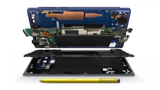 <b>Samsung s-a săturat să vadă lumea disecând modele Note 9; Explică cum stăm de fapt cu răcirea pe bază de apă și carbon</b>Pentru că numeroase procese de teardown asociate lui Samsung Galaxy Note 9 au început să apară online iată că și cei de la Samsung decid să facă același lucru. Compania ne dezvăluie cum stăm de fapt cu sistemul de răcire pe bază de 