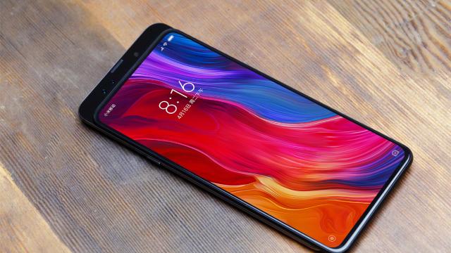 <b>Xiaomi Mi Mix 3 apare într-o imagine nouă, cu mecanism glisant în stil Oppo Find X; Se lansează în octombrie</b>Xiaomi Mi Mix 3 are parte de o nouă scăpare astăzi, de această dată dezvăluind designul sau în ceea ce pare a fi mai mult o fotografie, decât o randare. Observăm şi că adopta mecanismul glisant al camerei în stil Oppo Find X şi cu ocazia acestei scăpări..