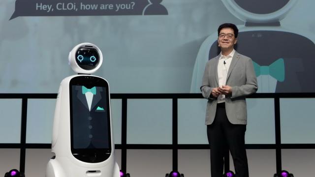 <b>IFA 2018: LG mizează pe inteligența artificială în discursul inaugural de la Berlin; Prezintă inclusiv un exoschelet robotic</b>LG se număra printre marile companii prezente la IFA 2018 în acest an şi compania a ţinut un discurs inaugural la Berlin, în care a discutat despre strategiile sale viitoare. Am aflat mai multe de la directorul executiv LG Electronics, Jo Seong-Jin şi..
