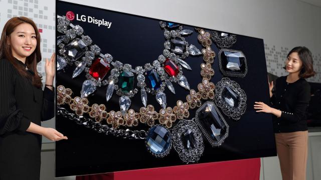 <b>LG dezvăluie primul televizor 8K OLED din lume în cadrul IFA 2018, iată-l în fotografii și într-un scurt material video</b>Probabil sunteți la curent cu faptul că la Berlin se desfășoară IFA 2018 unde s-a întrunit crema companiilor de tech, iar printre expozanți se află și sud-coreenii de la LG Electronics. Aceștia au dezvăluit una dintre principalele atracții ale show-ului..