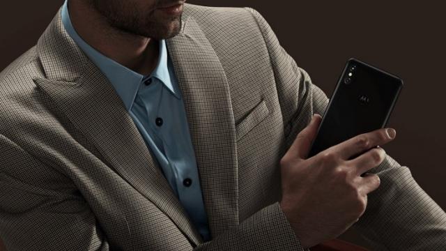 <b>Motorola P30 Note debutează oficial, cu ZUI 4.0 aplicat peste, sună ca o versiune derivată din Moto One Power</b>Atunci când soseau Motorola One şi Motorola One Power la IFA 2018 ne exprimam convingerea că sunt variante derivate din Moto P30, dar cu alt nume şi cu alt software. Se pare că Motorola One Power a debutat acum şi sub forma lui Motorola P30 Note..