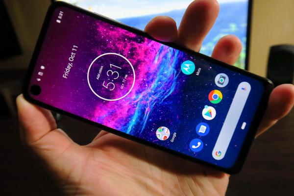 Motorola One Action: Display OK, trece de 400 LUX
