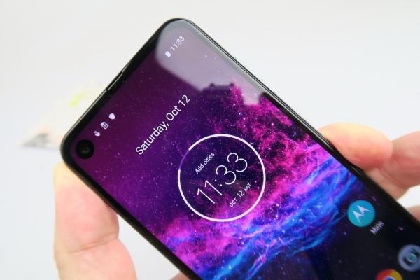 Motorola One Action: Acustică bună pentru ascultat podcasturi, OK și la muzică