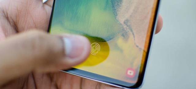 Altcineva îţi poate debloca telefonul Galaxy S10 securizat cu amprenta ta; Un nou bug al cititorului de amprente e recunoscut de Samsung