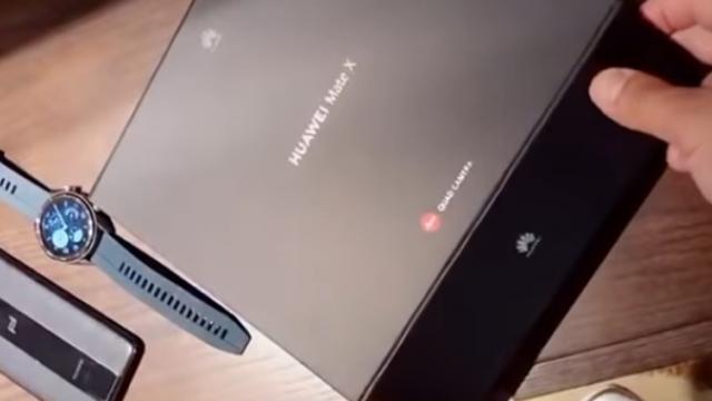 <b>Huawei Mate X bifează o nouă apariție! Vedem un unboxing și descoperim ce schimbare a fost adusă</b>Ultimele vești pe care le-am aflat despre pliabilul Huawei Mate X soseau în prima săptămână din septembrie, moment în care chiar CEO-ul companiei chineze declara faptul că debutul ar putea avea loc în octombrie