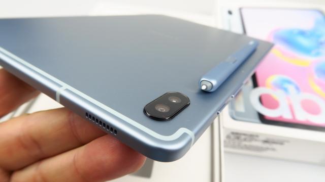 <b>Samsung Galaxy Tab S6 Review în Română</b>După ce l-am testat pe Samsung Galaxy Tab S5e şi am aflat că există şi tablete foarte capabile în zona midrange, acum urcăm în stratosfera tabletelor, la Samsung Galaxy Tab S6. Aceasta este cea mai puternică tableta de pe piaţă, cu specificaţii care ar..