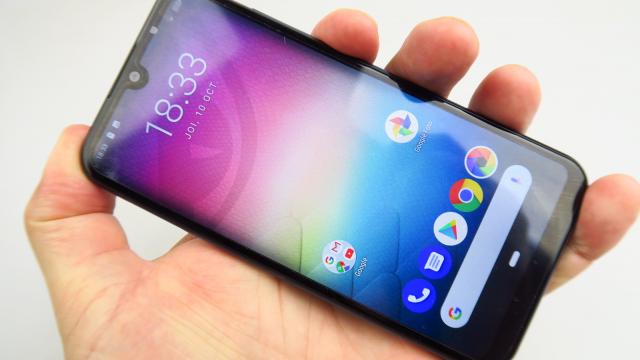 <b>Allview V4 Viper Review</b>Allview V4 Viper este un telefon pe care l-ai putea crede de 2-3 ori mai scump decât este, datorită look-ului. Este un telefon arătos pentru cei cu buget limitat. A debutat în septembrie 2019 şi costă doar 549 de lei. Avem de-a face cu un telefon compact