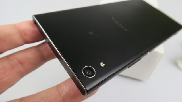 <b>Sony Xperia XA1 Ultra Unboxing: Phablet de 6 inch pentru consum multimedia, vine cu super cameră selfie cu OIS (Video)</b>Cred că nu am mai văzut un telefon cu stabilizare optică pentru camera frontală de la HTC 10 încoace, deci ne bucură să mai vedem aşa ceva. Asta mai ales pentru că vloggingul e atât de popular în ziua de azi şi multă lume se filmează cu camera frontală.