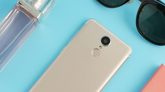 <b>Leagoo M5 Edge este un telefon de buget ce pune accentul pe design; costă doar 79.99 dolari în oferta TomTop!</b>În aceste zile cei de la TomTop vin și cu o reducere atractivă pentru smartphone-ul Leagoo M5 Edge, terminal ce poate fi achiziționat pentru suma de doar 79.99 dolari. Cu toate că dotările hardware nu sunt tocmai speciale, design-ul este aici 