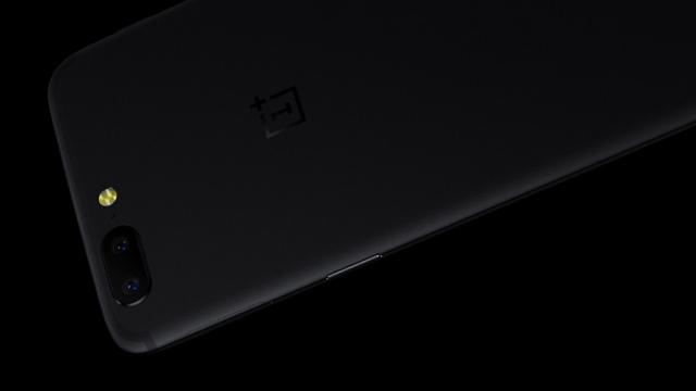 <b>OnePlus 5 e un telefon mai familiar decât credeaţi; E fratele geamăn al lui Oppo R11 din multiple motive; Iată-le!</b>Dacă vi se pare că OnePlus 5 seamănă prea mult cu iPhone 7 Plus, atunci trebuie să îl comparați cu Oppo R11 pentru a vedea cât de asemăntoare sunt aceste două terminale. Un motiv pentru care design-ul este identic este acela că ambele produse vin