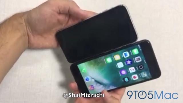 <b>iPhone 8 comparat cu iPhone 7 Plus în noi fotografii și un clip, e surprinzător de compact (Video)</b>Carcase și machete ale lui iPhone 8 au început a fi din ce în ce mai răspândite în materiale leak și astăzi vedem o comparație video dintre o astfel de machetă și un iPhone 7 Plus. În ciuda faptului că aduce o diagonală ceva mai mare, se pare că 