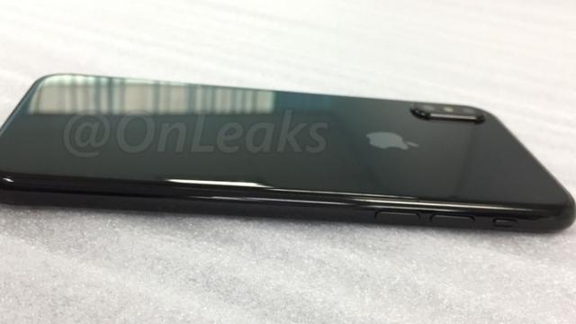 <b>Cea mai realistă machetă iPhone 8 e aici şi pare foarte plauzibilă (Video)</b>Putem spune că ne aflăm în acea perioadă a leak-urilor când design-ul unui telefon începe să se lege, în cazul de față fiind vorba despre iPhone 8. Astăzi privim asupra celei mai realiste machete de iPhone 8 de până acum, machetă foarte plauzibilă