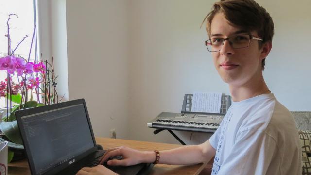 <b>Andrei Pascale este un tânăr de 16 ani cu multe reușite în palmares; aflați totul despre el și despre aplicațiile sale (InfoLoc și Mobilissimo)!</b>Astăzi venim cu un articol ceva mai special, articol dedicat lui Andrei Pascale - un tânăr de doar 16 ani ce până la această vârstă și-a trecut numeroase reușite în palmares. Pasionat de matematică și informatică, Andrei a 