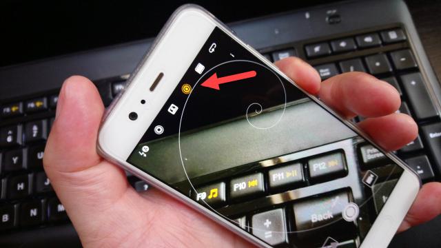 <b>Huawei P10 primeşte o actualizare, care îi permite să realizeze fotografii în mişcare cu sunet (Moving Picture)</b>De când a lansat Apple funcţia Live Photos pe terminalele sale iOS au existat companii care au început să le imite abordarea. Samsung are ceva de gen pe terminalele sale şi acum şi Huawei P10 primeşte o funcţionalitate Live Photos prin cel mai nou update.