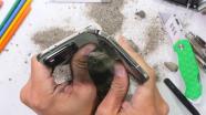 Pixel 11 Pro Fold e zgâriat, îndoit și desfăcut cu mâna de JerryRigEverything; Google mai are de lucrat la rezistență (Video)