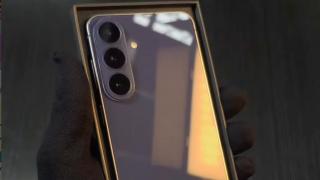 Samsung Galaxy S26 FE apare scos din cutie înainte de debut; Spatele lucios schimbă aspectul seriei FE