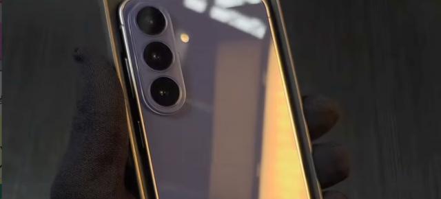 Samsung Galaxy S26 FE apare scos din cutie înainte de debut; Spatele lucios schimbă aspectul seriei FE
