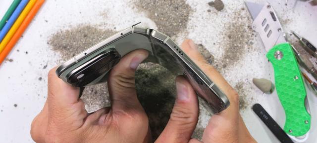Pixel 11 Pro Fold e zgâriat, îndoit și desfăcut cu mâna de JerryRigEverything; Google mai are de lucrat la rezistență (Video)