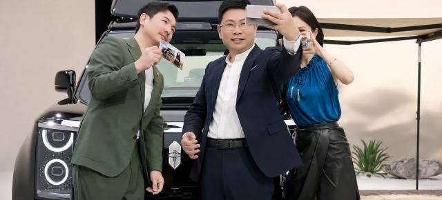 Huawei Mate XT 2 pare să fi apărut deja în mâna lui Richard Yu; tri-fold-ul se apropie de lansare