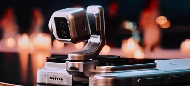 HONOR Robot Phone pleacă de la circa 6.700 de lei în China, dar în România ar putea sări de 10.000; l-ați cumpăra la acest preț? (Sondaj)