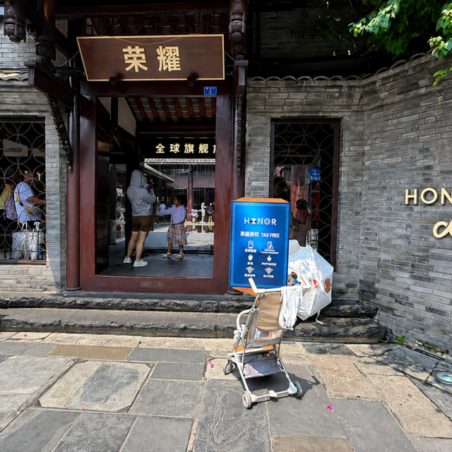 Magazinul-templu HONOR din Chengdu: evoluții și inovații în doi ani