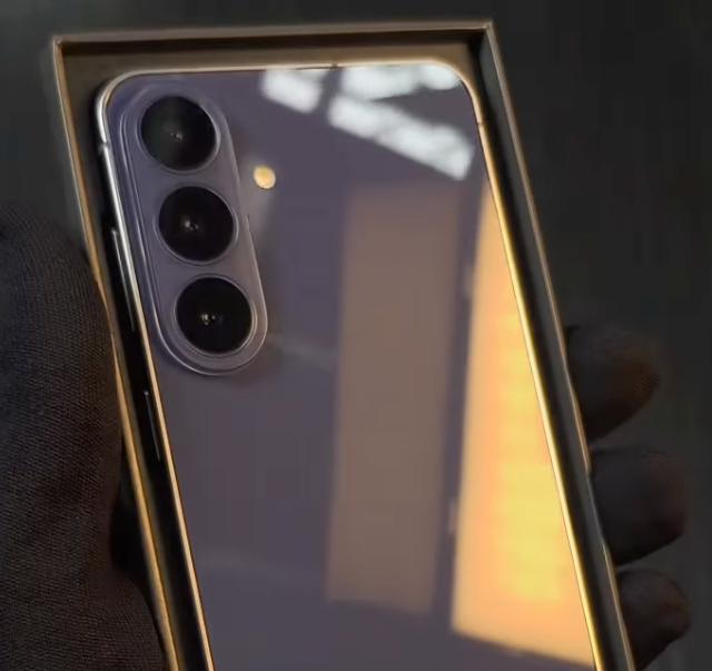 Samsung Galaxy S26 FE apare scos din cutie înainte de debut; Spatele lucios schimbă aspectul seriei FE