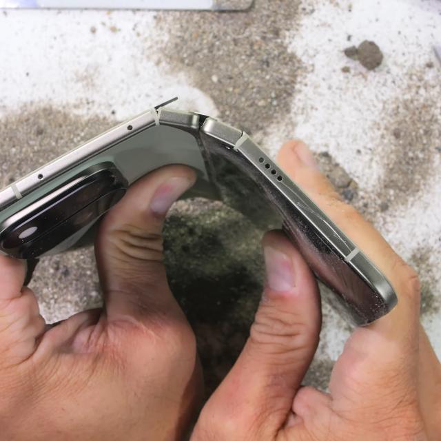 Pixel 11 Pro Fold testat pentru rezistență, probleme cu îndoirea