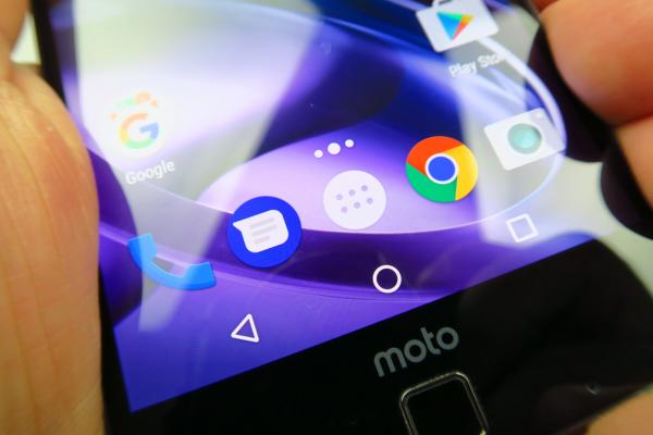 Motorola Moto Z: OS, UI, aplicaţii stock, curate şi rapid actualizate