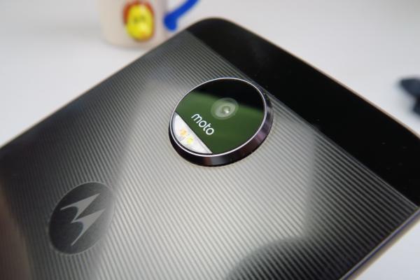 Motorola Moto Z: Camera excelentă, de top 3 în 2016, la selfie se mai putea lucra