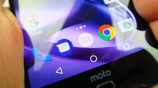 <b>Motorola Moto Z: OS, UI, aplicaţii stock, curate şi rapid actualizate</b>Nostalgicii după telefoanele Nexus vor avea mereu modelele Moto pentru a se consola, pe lângă cele Pixel evident. Telefoanele Motorola au avut mereu un soi de avantaj pentru primirea variantelor de Android mai devreme, după ce Moto a produs Nexus 6 şi..