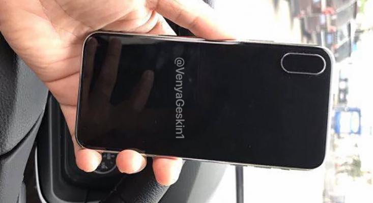 O presupusă machetă a lui iPhone 8 se afișează astăzi în fotografii prin intermediul designer-ului Benjamin Geskin