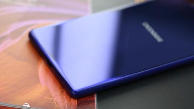 <b>Doogee MIX e cea mai nouă clonă Xiaomi Mi MIX, îi imită designul edge to edge</b>În toamna anului trecut cei de la Xiaomi ne surprindeau odată cu lansarea lui Mi Mix, un telefon cu display edge-to-edge ce i-a uimit atât pe consumatori, dar și pe rivali care iată vin pe piață cu terminale similare. Elephone lucrează la un asemenea 