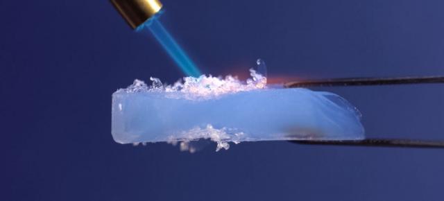 Cercetătorii chinezi au inventat un material revoluționar pentru bateriile Litiu-Ion; Rezistă la temperaturi de până la 1300°C