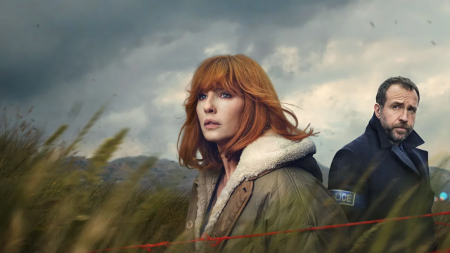 <b>Under Salt Marsh Review: noir galez, mlăștinos și ancorat în traume</b>Credeam că doar toamna, de Halloween sau când se lasă frigul e vreme de văzut nordic noir-uri. Ei bine, se pare că și primăvara intră la fel de bine, așa cum o dovedește Under Salt Marsh. E disponibil exclusiv pe SkyShowtime și nu e nordic noir, ci un..