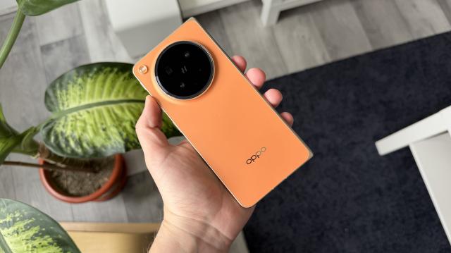 <b>OPPO Find N6: Design pe bază de titan, polimeri, cuta perfect ascunsă</b>OPPO Find N6 merge pe o filozofie clară: să nu mai simți că ții un pliabil în mână. Asta prin eliminarea cutei, care nu se mai vede. Avem un telefon care măsoară doar 8.93 mm pliat, ceea ce îl pune efectiv în liga telefoanelor clasice