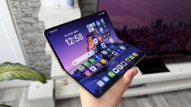 <b>OPPO Find N6 review detaliat în limba română (evaluare Mobilissimo)</b>OPPO a pus gând rău cutei de pe telefoanele pliabile şi fix de asta scapă pe Find N6. Personal trebuie să mă chinui să o văd şi asta pe fundaluri închise şi când plierea a început deja, dar cu ecranul complet deschis, nu o vezi