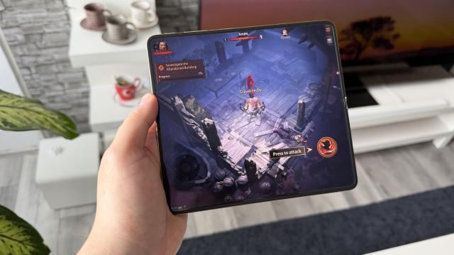 <b>OPPO Find N6: Benchmark-uri care ne pun lângă flagship-uri cu renume non-pliabile</b>După ce ne-am informat despre design, display și hardware-ul pe care îl oferă acest OPPO Find N6, acum este momentul să descoperim și cum stă la nivel de performanță. La mine a ajuns configurația cu 16 GB RAM și 512 GB stocare