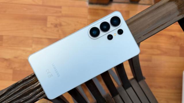 <b>Samsung urcă pe primul loc cu Galaxy S26 Ultra în evaluarea Consumer Reports din SUA</b>Se pare că Samsung Galaxy S26 Ultra a reușit să se claseze pe primul loc în topul celor mai bune smartphone-uri realizat de Consumer Reports, una dintre cele mai respectate organizații independente de testare din lume. Performanța se oglindește atât