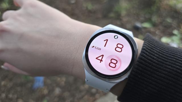 <b>Ai probleme cu bateria ceasului Samsung Galaxy Watch? Ar putea fi vina unei actualizări software</b>Tot mai mulți posesori de ceasuri inteligente Samsung Galaxy Watch se plâng că au probleme cu autonomia bateriei, după ce și-au actualizat ceasurile la cel mai nou software. Ei au remarcat că li se consumă bateria mult mai rapid decât de obicei