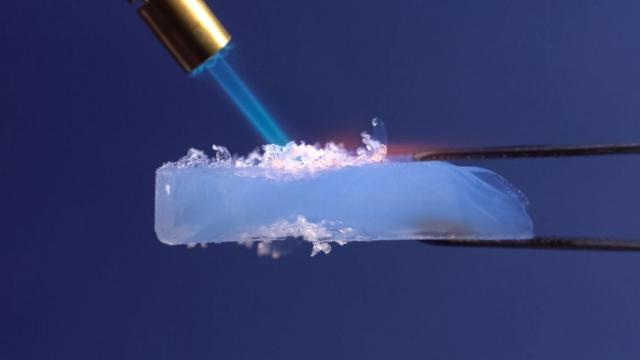 <b>Cercetătorii chinezi au inventat un material revoluționar pentru bateriile Litiu-Ion; Rezistă la temperaturi de până la 1300°C</b>Îmi amintesc că priveam acum câțiva ani pe YouTube diferite experimente legate de aerogel (clipul de la Veritasium cred că e cel mai relevant). Ei bine, un progres important în domeniul stocării energiei a fost anunțat recent de o echipă de cercetători