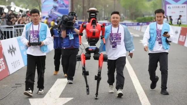 <b>Viitorul e aici: Un robot umanoid domină un semimaraton din Beijing, depășind oamenii pe o distanță de 21 de kilometri (Video)</b>Un moment spectaculos pentru tehnologie a avut loc recent la Beijing, unde un robot umanoid dezvoltat de Honor a reușit o performanță impresionantă. Acestta a câștigat un semimaraton și a depășit chiar și recordul mondial uman la acest capitol