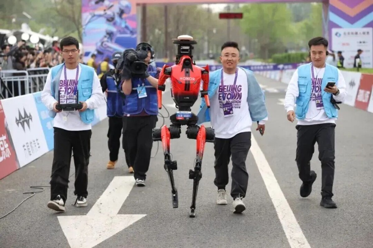 Viitorul e aici: Un robot umanoid domină un semimaraton din Beijing, depășind oamenii pe o distanță de 21 de kilometri (Video)
