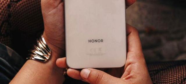 Tot ce a pregătit HONOR pentru finalul de an 2026: telefoane cu ecran pe spate, baterii uriașe și un pliabil cu tehnologie ARRI
