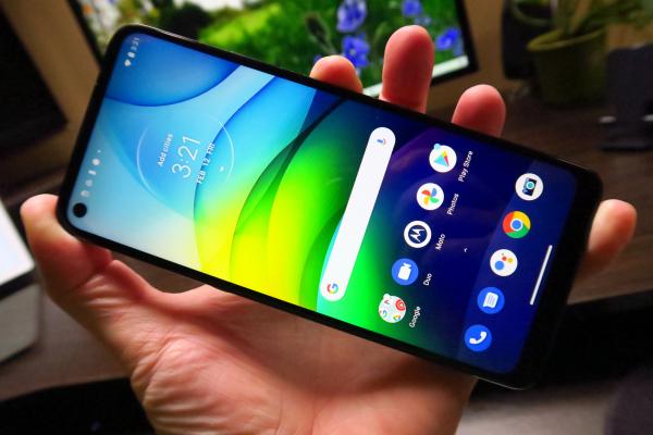 Motorola Moto G9 Power: Design ce aduce cu denimul în spate, bărbie mare, încă manevrabil