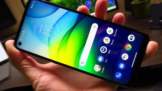 <b>Motorola Moto G9 Power: Design ce aduce cu denimul în spate, bărbie mare, încă manevrabil</b>Telefoanele din gama "Battery phone" de la Motorola au avut în general corpuri mari din plastic, aparţinând unei zone de buget, care nu pune mare accent pe materialele premium. Plasticul e şi ales pentru a ţine greutatea telefonului cu baterie uriaşă jos.