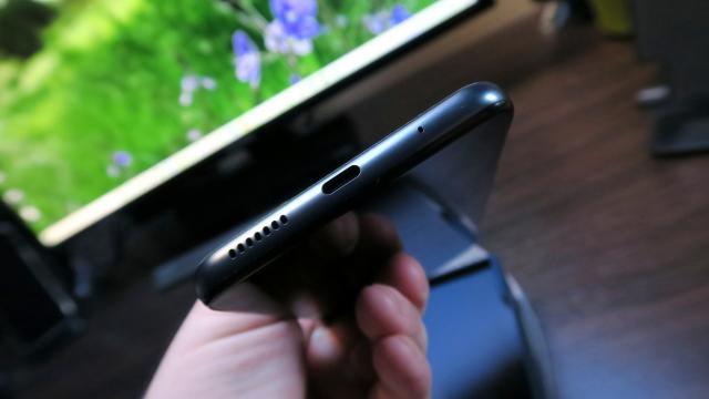 <b>Motorola Moto G9 Power: Acustică mono, cu multe zeci de decibeli sub "capotă"</b>Motorola Moto G9 Power integrează un singur difuzor în zona de jos, acolo unde Moto G8 Power avea două. Primim totuşi şi jack audio şi radio FM. Există şi o zonă Audio Effects în setări, unde poţi alege opţiuni că Extreme Bass, Bass Punch, Balanced..