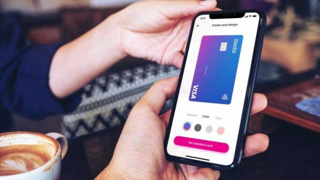 <b>Revolut Bank a debutat în România: servicii bancare pentru utilizatorii Revolut</b>După ce v-am informat că Vodafone oferă 30% cashback la plăţile cu cardul Revolut online, dar şi în magazinele fizice, aflaţi că există o noutate foarte importantă cu privire la serviciul fintech. Revolut Bank tocmai 