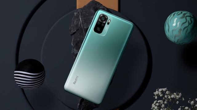 <b>Redmi Note 10 devine oficial! Telefon accesibil cu ecran Super AMOLED de 6.43 inch, baterie de 5000 mAh și încărcare rapidă la 33W</b>Redmi a anunțat astăzi mult așteptata serie Note 10. Aceasta este compusă din trei modele foarte interesante. Acestea sosesc la prețuri bune și aduc în premieră ecrane AMOLED pe seria Note de la Redmi. Este vorba despre Redmi Note 10, Redmi Note 10 Pro
